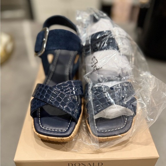 Donald J. Pliner Rolli Platform Silver Buckle Crocodile Leather Sandal, Navy, 6 - Picture 3 of 7